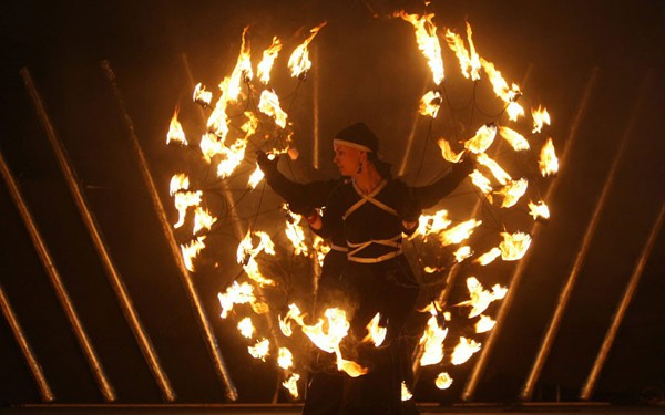 Thuê nghệ sĩ múa lửa cho sự kiện